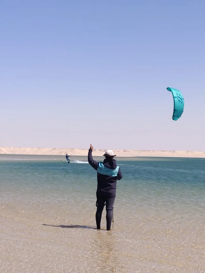 Session kitesurf au coucher du soleil a Dakhla