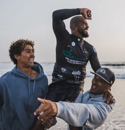 Khalid - eleve local de kitesurf Dakhla celebrant ses progres