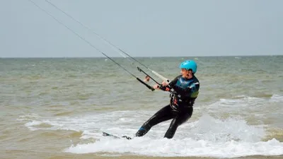 Sarah - eleve debutante kitesurf naviguant en autonomie a Dakhla